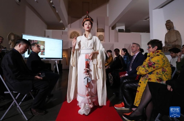 3月13日，在位于法國巴黎的吉美國立亞洲藝術(shù)博物館，模特展示敦煌復(fù)原服飾。新華社記者 高靜 攝