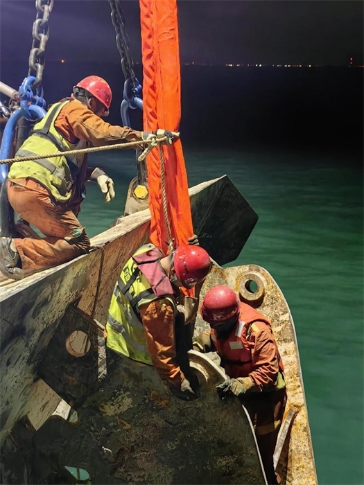 工作人員正在修理橫移錨纜。 “天鯤號”供圖