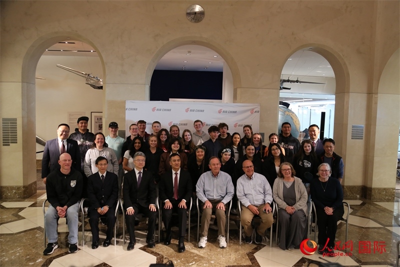 美國高中學(xué)生交流團(tuán)全體與前來送行的各方代表合影。人民網(wǎng)記者 鄧圩攝