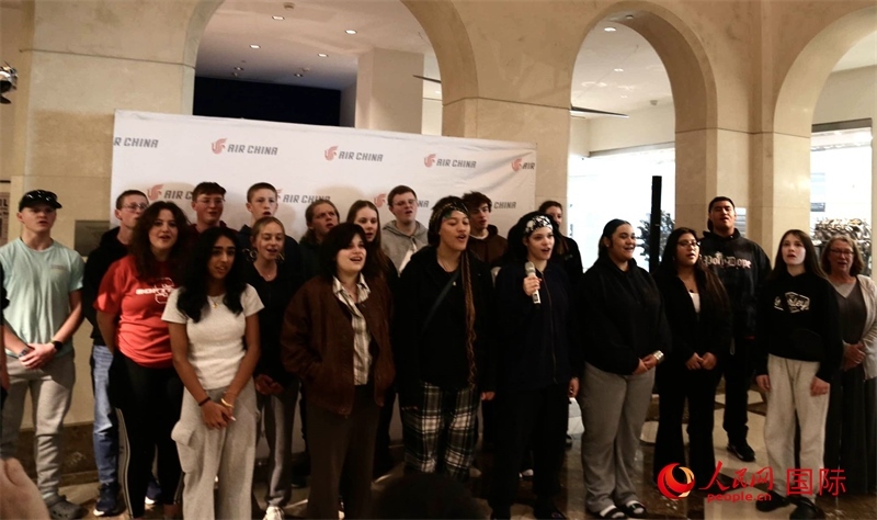 全體美國高中生合唱《希望的田野》。人民網(wǎng)記者 鄧圩攝