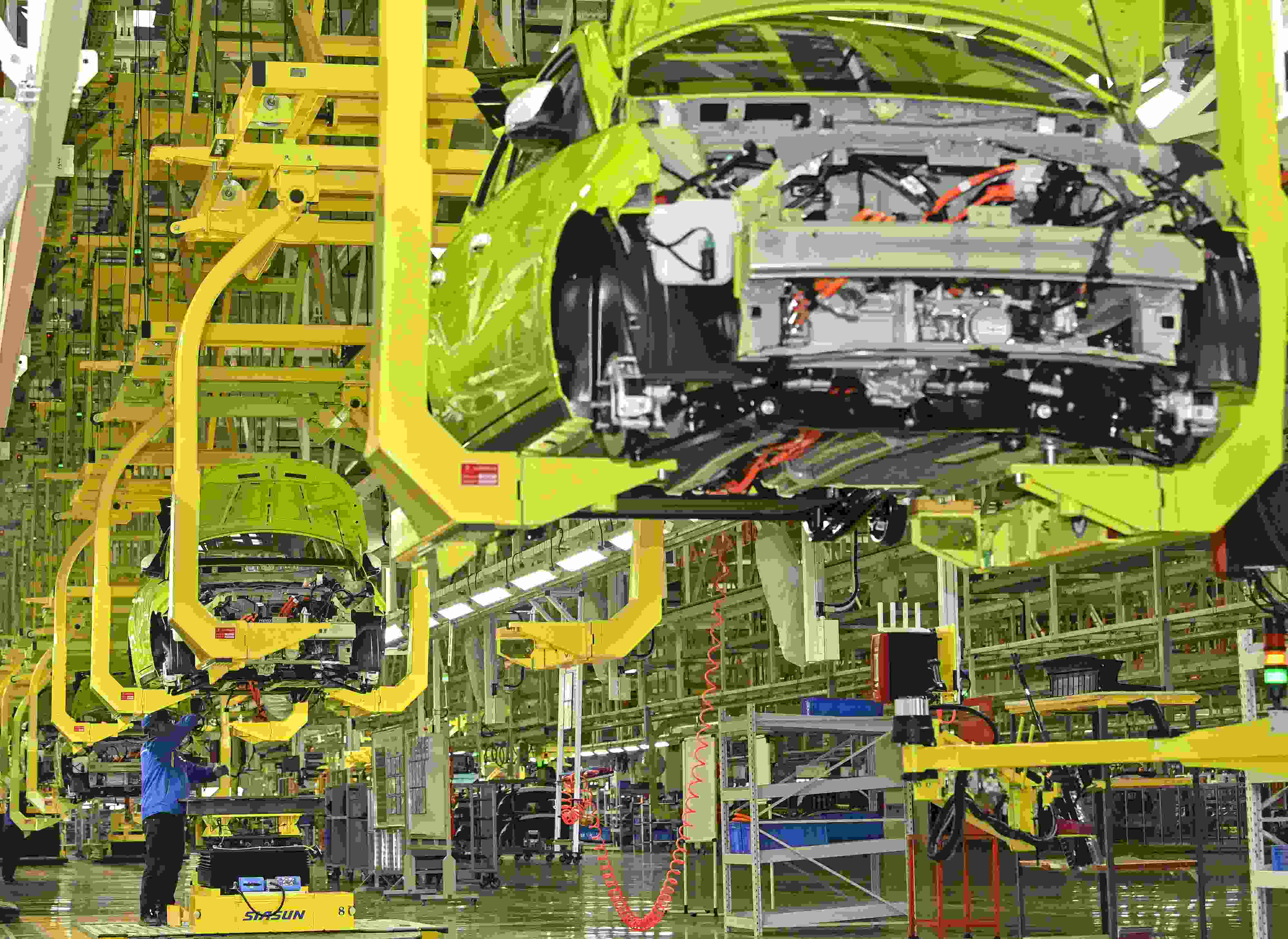 △ 2024年2月27日，一家新能源汽車公司的總裝車間生產(chǎn)線上，工人正在加緊生產(chǎn)趕訂單。