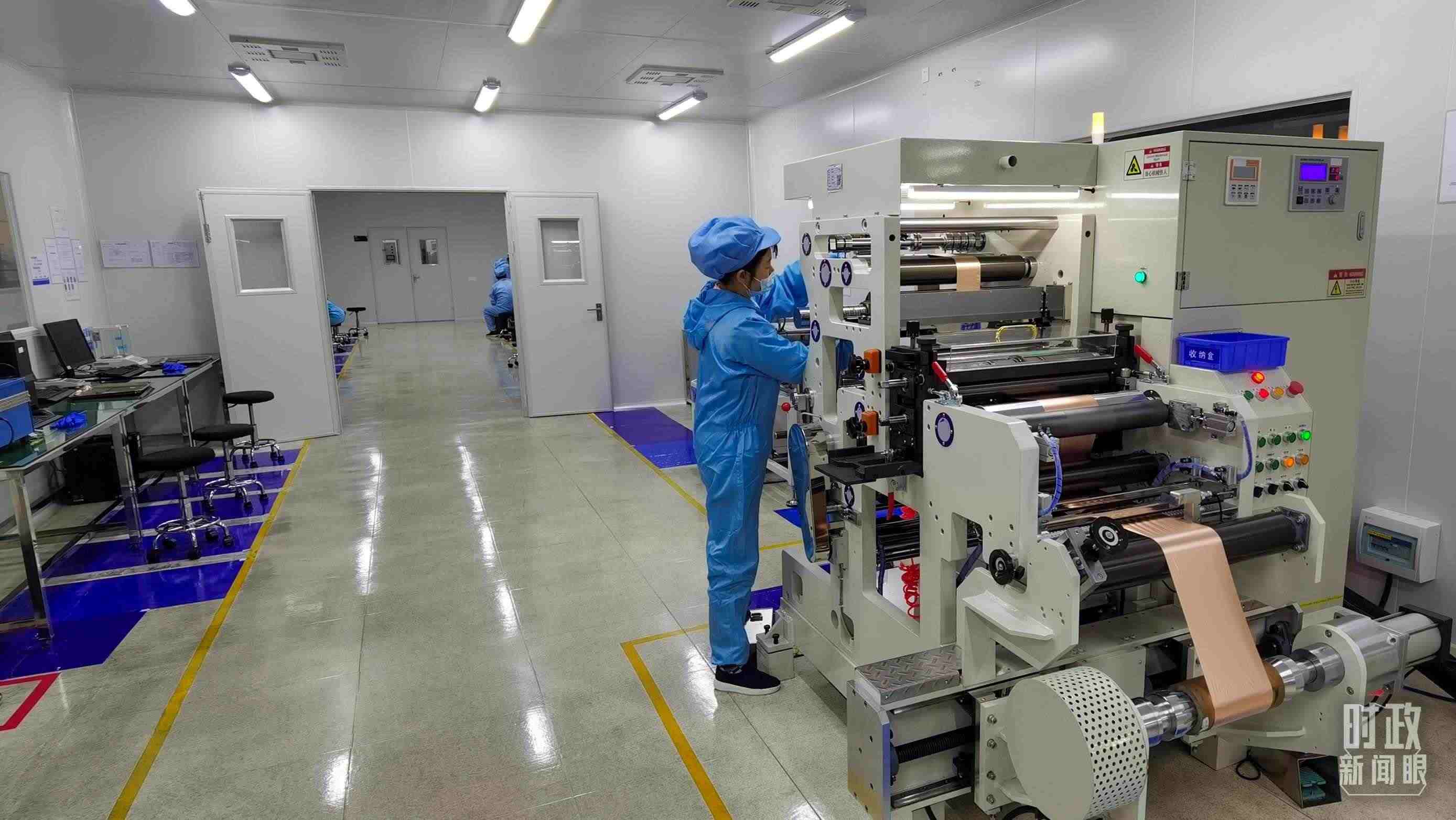 △企業(yè)員工將冷壓后的極片裁出規(guī)定尺寸，用于鋰電池制作。（總臺(tái)央視記者郭鴻拍攝）