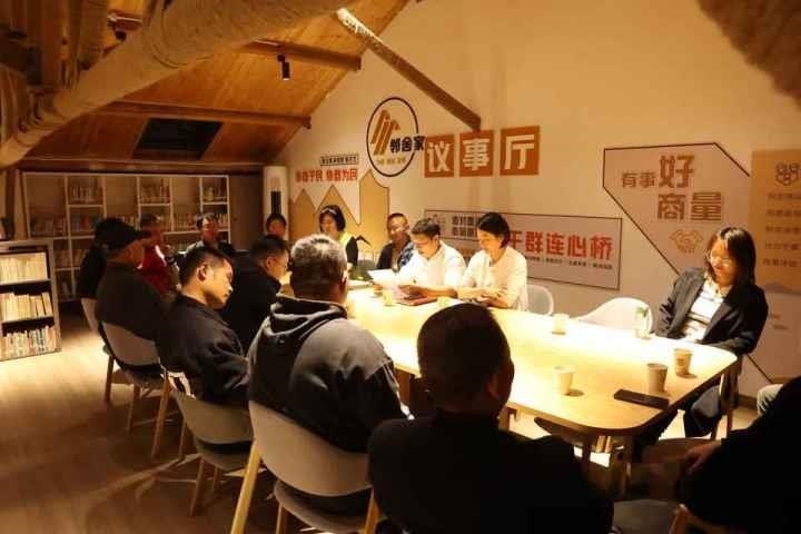 △浙江金華武義縣后陳村“鄰舍家”協(xié)商議事會討論舊村改造事宜。