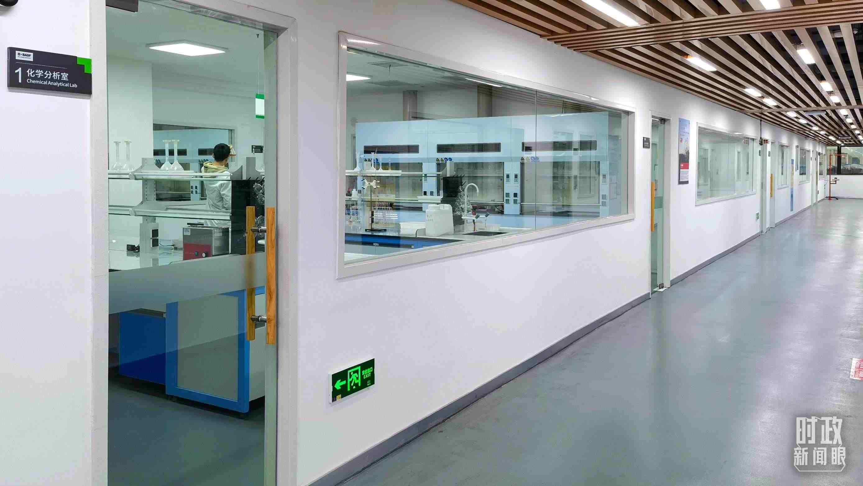 △巴斯夫杉杉電池材料有限公司化學(xué)分析室。（總臺(tái)央視記者石丞拍攝）