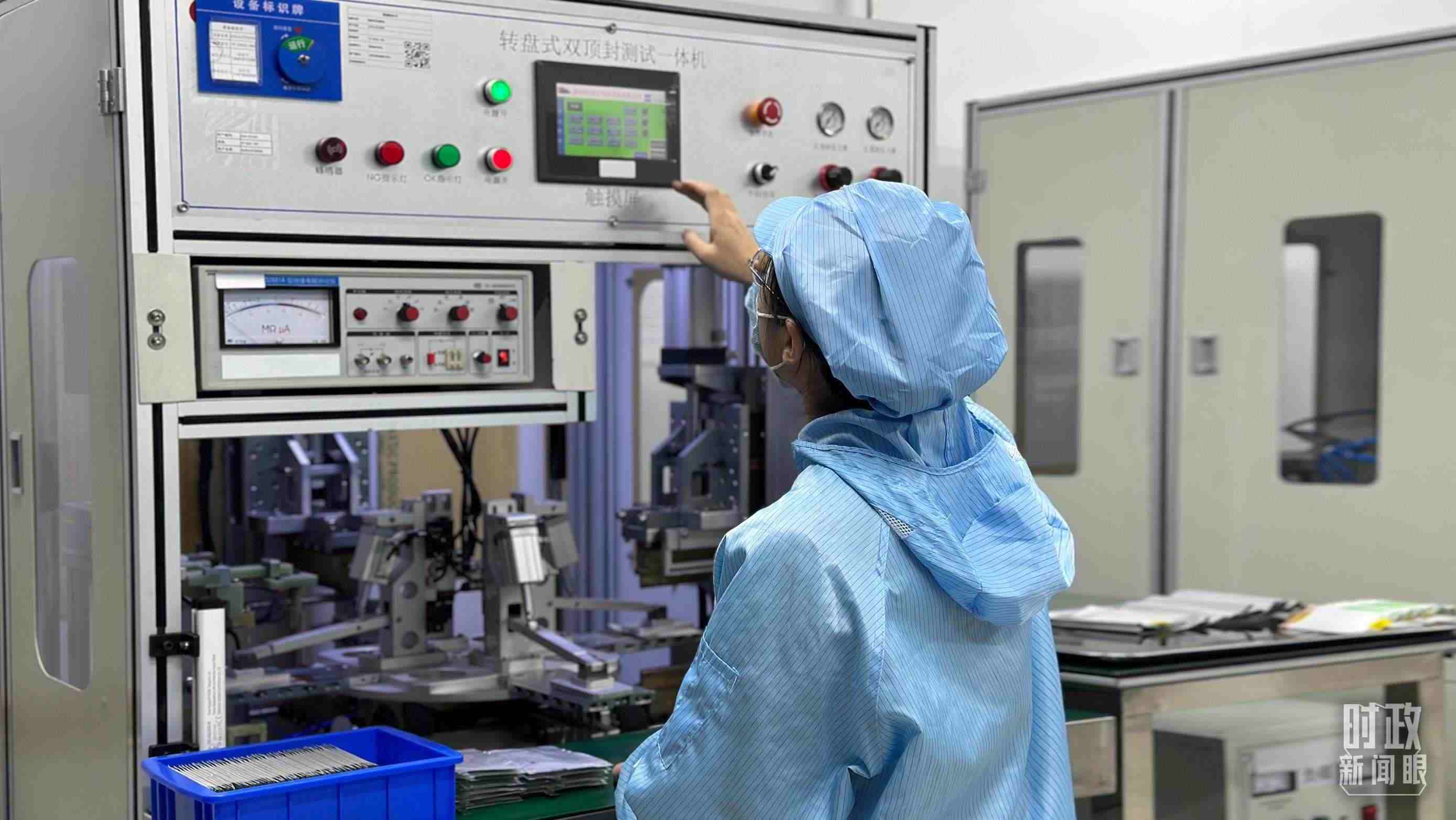 △企業(yè)電池技術(shù)中心內(nèi)，員工正在進(jìn)行電池封裝。（總臺(tái)央視記者盧心雨拍攝）