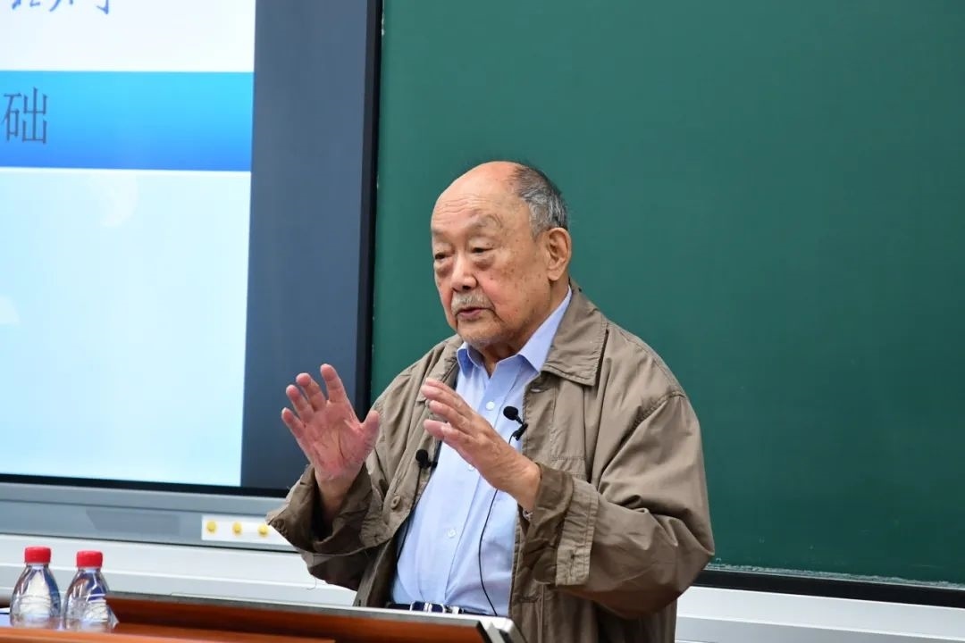 91歲的楊士莪院士“一站到底”為學(xué)生授課。哈爾濱工程大學(xué)供圖