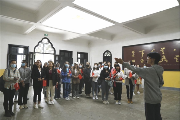 2021年5月20日，少數(shù)民族學生在湖南第一師范學院進行紅色研學活動，共同追尋那段紅色歲月的足跡。