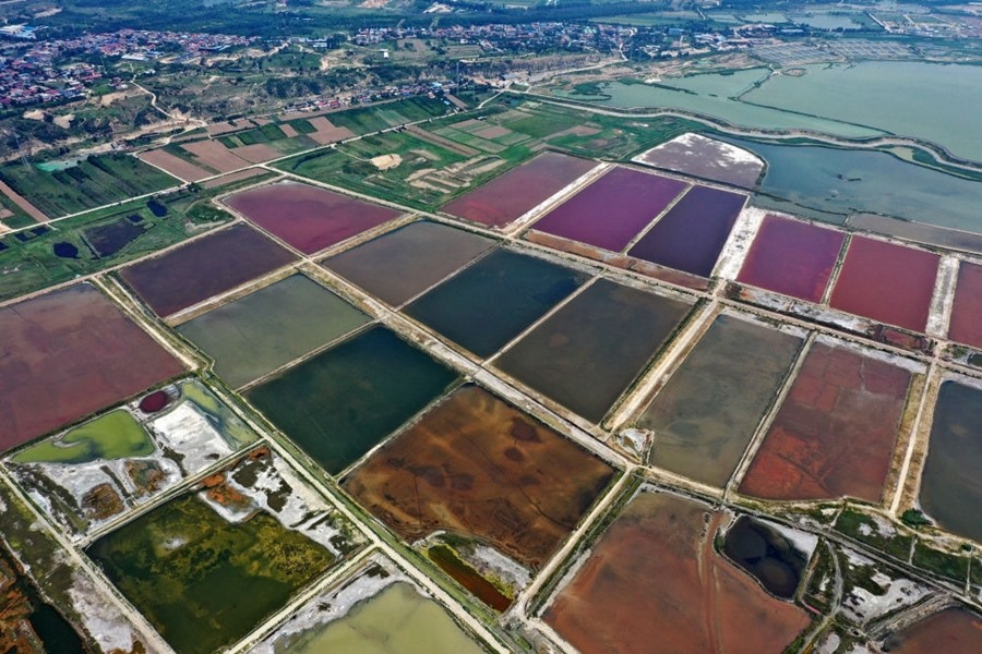 這是2023年7月11日拍攝的山西運(yùn)城鹽湖一角（無人機(jī)照片）。按照“生態(tài)優(yōu)先、保護(hù)為主、適度開發(fā)”的原則，2020年9月，運(yùn)城市全面停止鹽湖范圍內(nèi)的工業(yè)生產(chǎn)活動(dòng)。近年來，千年鹽湖正在向生態(tài)保護(hù)、風(fēng)貌重塑、產(chǎn)業(yè)轉(zhuǎn)型、全域旅游的“綠色發(fā)展”轉(zhuǎn)變。