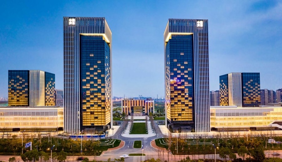 這是2019年3月13日拍攝的位于安徽合肥的中國(guó)聲谷產(chǎn)業(yè)園（無人機(jī)照片）。截至2024年，中國(guó)聲谷入駐企業(yè)超過2000戶，年產(chǎn)值超過2000億元，形成以智能語(yǔ)音及人工智能產(chǎn)業(yè)為核心的新一代信息技術(shù)產(chǎn)業(yè)集群。