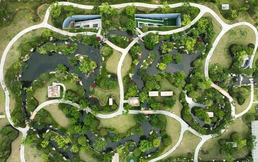 這是2023年6月15日拍攝的以“地上花園+地下治污”設(shè)計(jì)理念建設(shè)的九江市雙溪公園（無人機(jī)照片）。近年來，江西省九江市啟動(dòng)中心城區(qū)水環(huán)境綜合整治工程，通過地下污水治理、岸線生態(tài)修復(fù)、興建“公園式”污水處理廠、城市智慧管網(wǎng)管控等措施，改善水環(huán)境，城市面貌煥然一新。