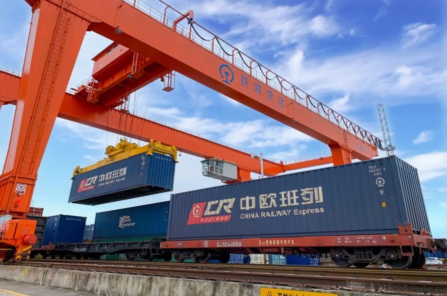 2022年4月29日，在鐵路合肥北站物流基地集裝箱作業(yè)區(qū)，龍門吊吊裝準(zhǔn)備發(fā)運(yùn)的中歐班列集裝箱。