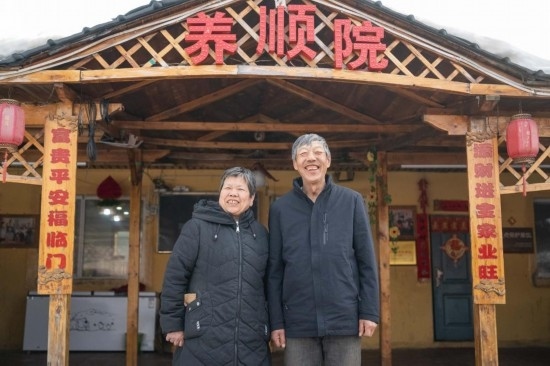 在伊春市友好區(qū)，伊春森工上甘嶺林業(yè)局有限責(zé)任公司溪水林場(chǎng)分公司退休職工劉養(yǎng)順（右）和老伴楊秋娥在自家農(nóng)家院中（3月13日攝）。新華社記者 謝劍飛 攝