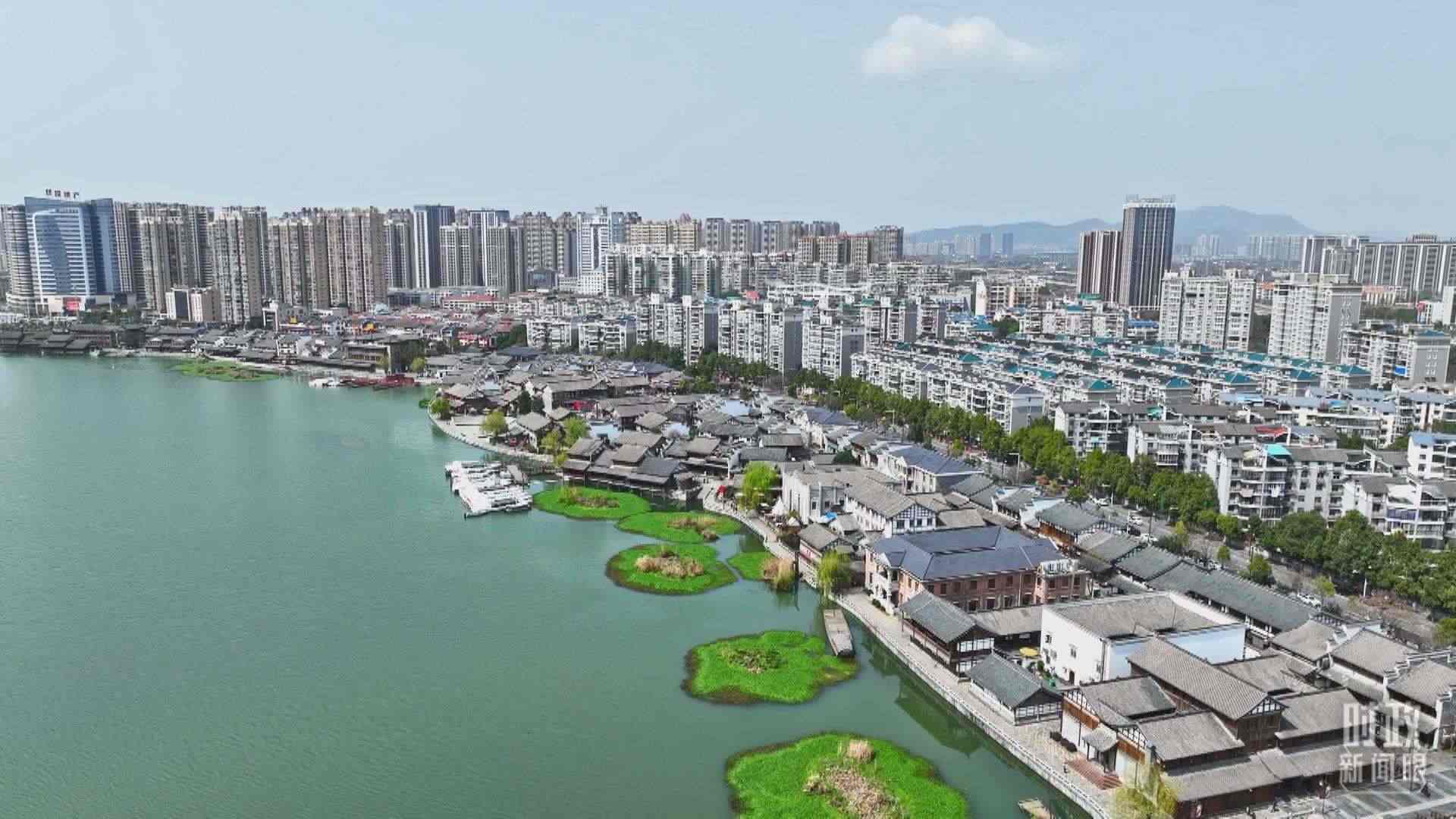 △沅江江畔，常德河街與現(xiàn)代建筑交相輝映。（總臺央視記者范凱拍攝）