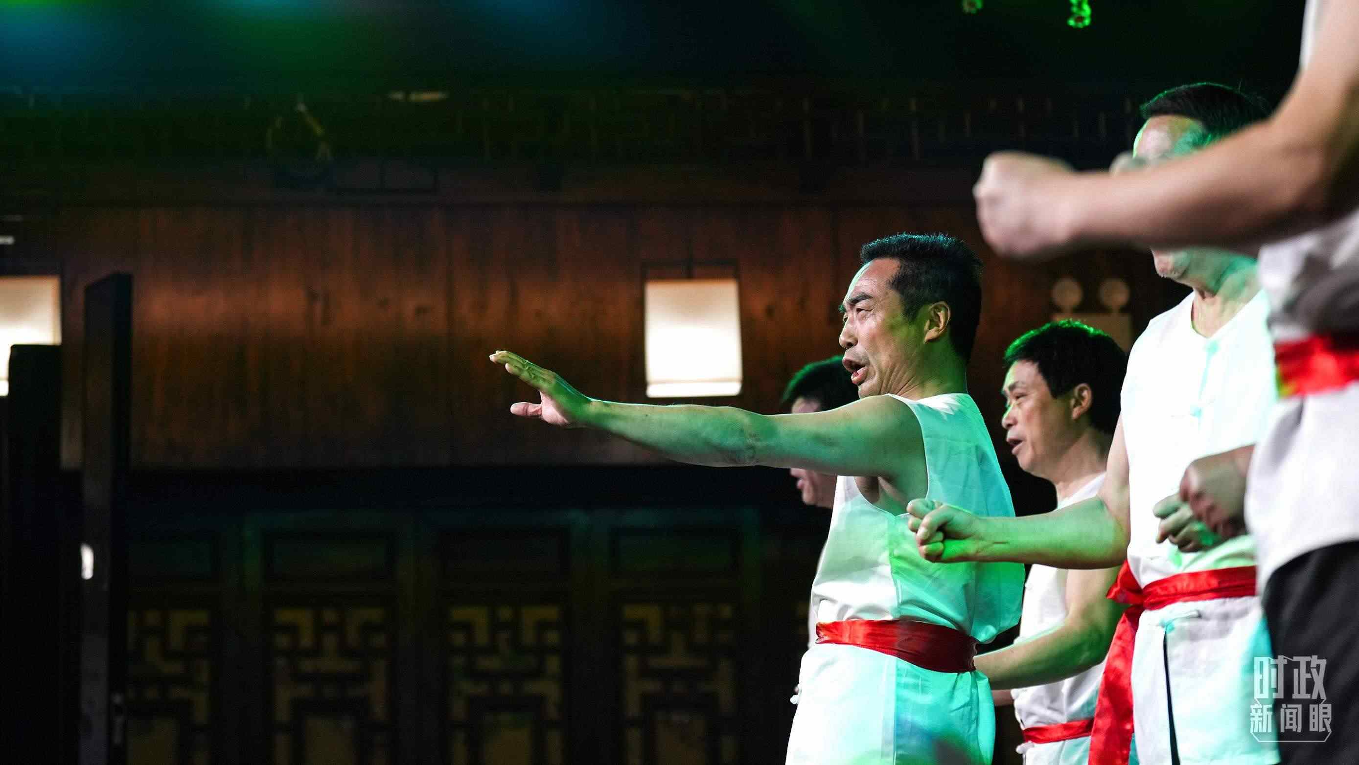 △常德河街，鴛鴦走馬樓上演常德高腔《穆桂英掛帥》和澧水船工號子。（總臺央視記者許永松、國廣記者李晉拍攝）