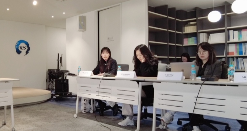 記者（左一）在交流活動上，以加強中日韓三國經(jīng)濟合作、增進三國民眾相互理解為主題發(fā)表演講。權小星攝