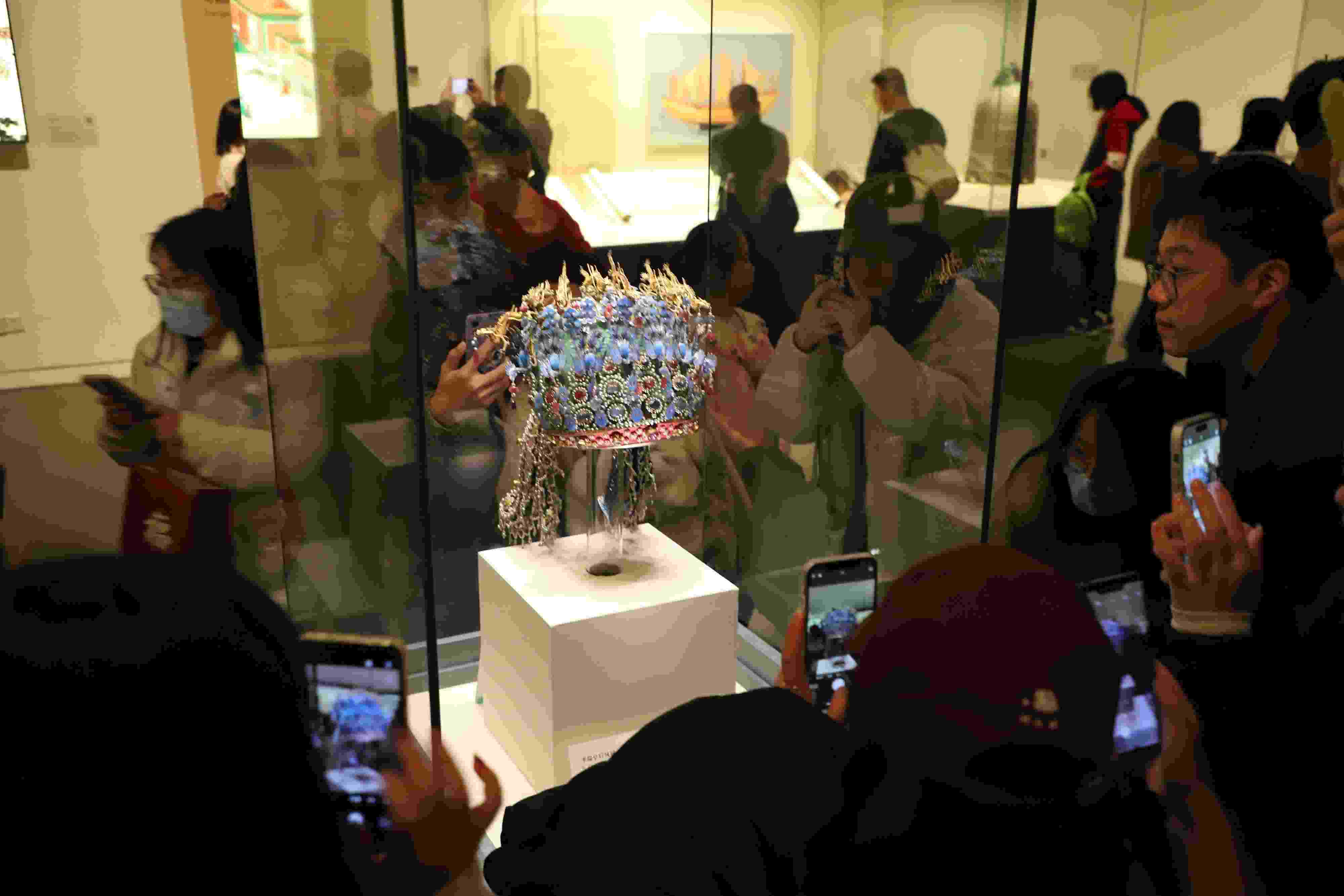 △ 2024年3月9日，北京，中國(guó)國(guó)家博物館，來(lái)自天南海北的游客在參觀藏品。