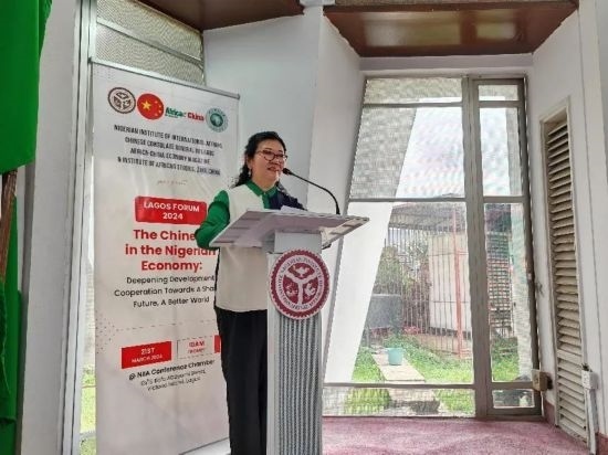 3月21日，中國(guó)駐拉各斯總領(lǐng)事嚴(yán)宇清在首屆拉各斯論壇上致辭。（圖片由中國(guó)駐拉各斯總領(lǐng)事館提供）