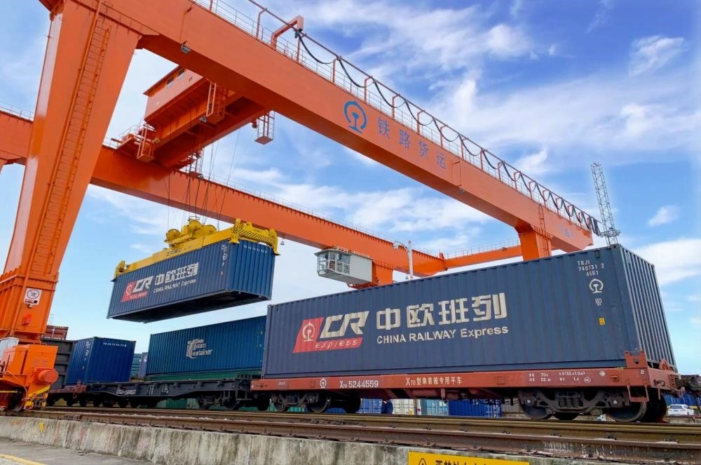 △2022年4月29日，在安徽合肥北站物流基地集裝箱作業(yè)區(qū)，準(zhǔn)備發(fā)運(yùn)的中歐班列集裝箱。