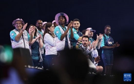 3月23日，模特在巴黎奧運會志愿者大會上展示志愿者制服。新華社記者 高靜 攝