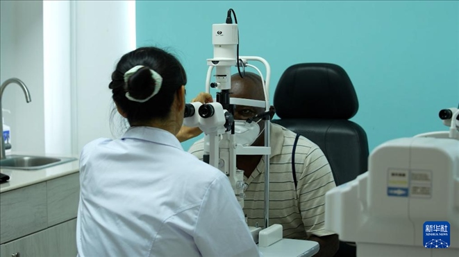 3月4日，在多米尼克羅索的中多友誼醫(yī)院眼科中心，援多醫(yī)療隊成員、南方醫(yī)科大學第三附屬醫(yī)院眼科主治醫(yī)師魯志卿為病人做檢查。新華社記者 王朝 攝