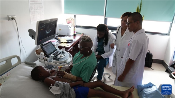3月4日，在多米尼克羅索的中多友誼醫(yī)院，援多醫(yī)療隊成員、南方醫(yī)科大學第五附屬醫(yī)院心血管內科主治醫(yī)師駱志鵬與當地醫(yī)生共同診療。新華社記者 王朝 攝