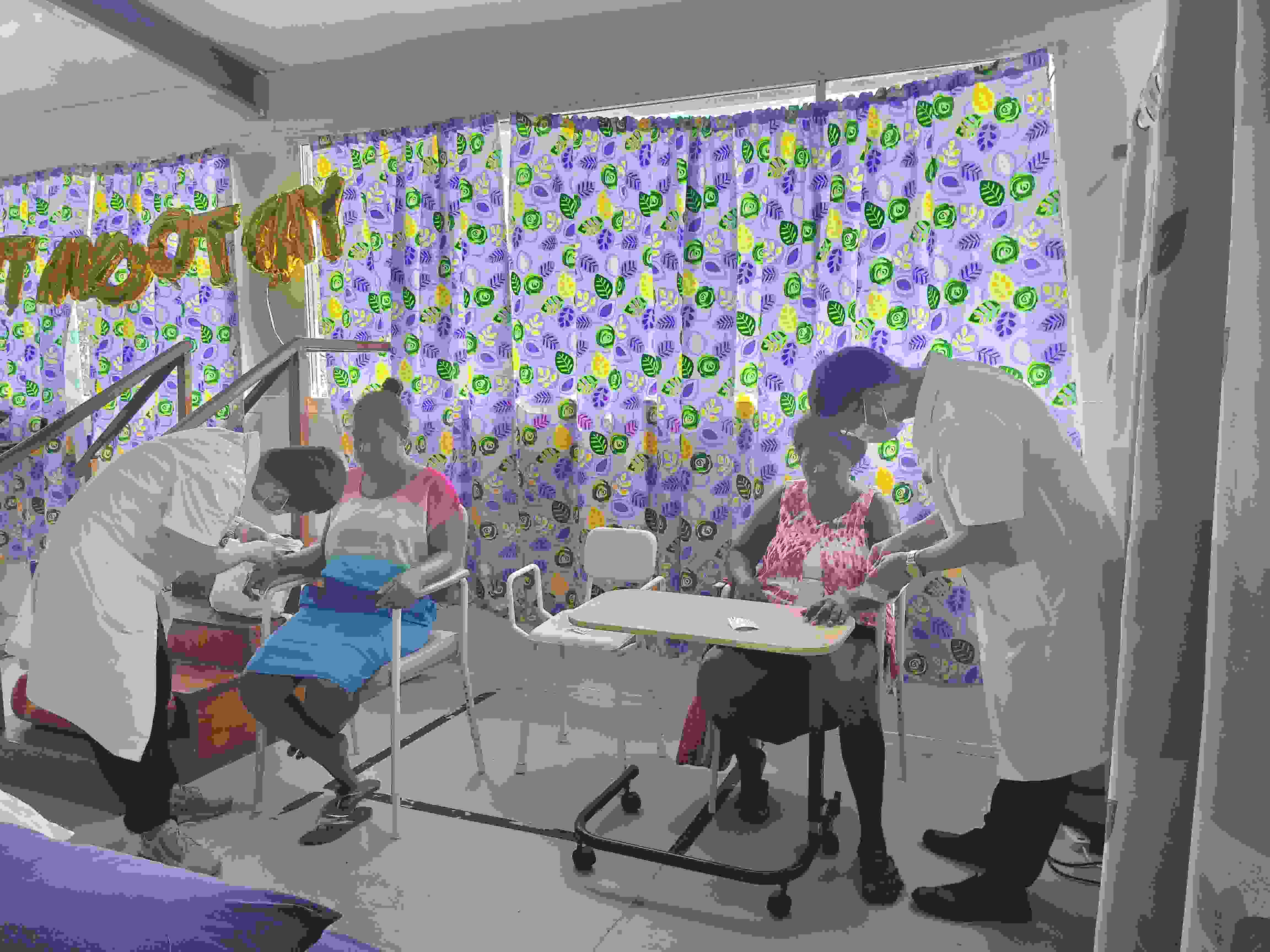 2023年7月3日，中國援助所羅門群島醫(yī)療隊(duì)針灸大夫在所羅門群島首都霍尼亞拉國家轉(zhuǎn)診醫(yī)院為患者治療。