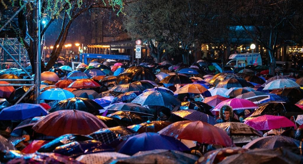 3月24日，在塞爾維亞南部城市普羅庫(kù)普列，人們參加北約轟炸南聯(lián)盟遇難者悼念儀式。新華社發(fā)（王韡攝）