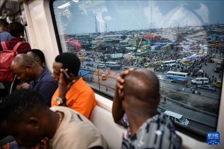 2月28日，在尼日利亞拉各斯，人們乘坐輕軌藍(lán)線列車。新華社記者 韓旭 攝