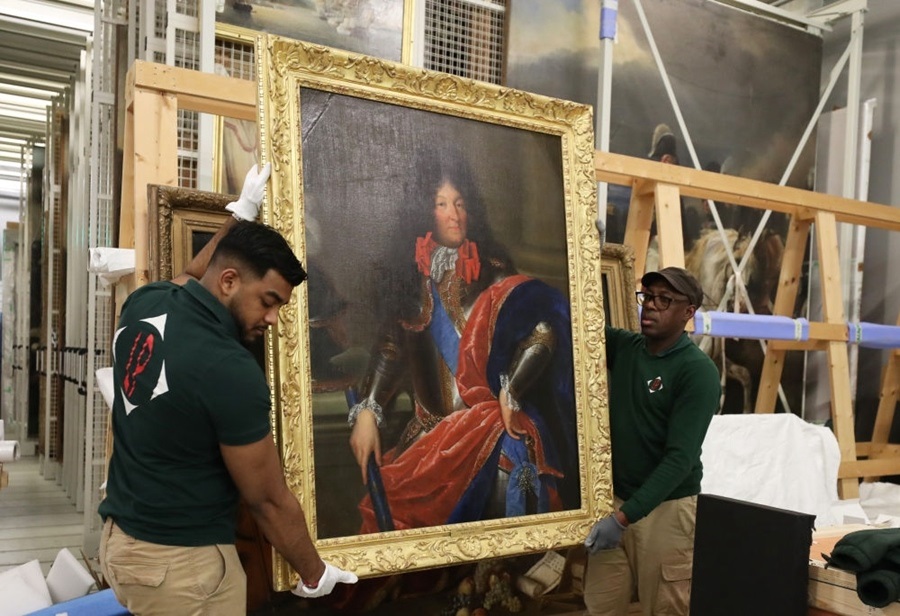  2024年3月11日，在法國巴黎近郊的凡爾賽宮，工作人員準(zhǔn)備打包油畫《路易十四戎裝像》。在2024年中法建交60周年暨中法文化旅游年之際，凡爾賽宮和故宮博物院將于4月至6月在故宮共同舉辦“凡爾賽宮與紫禁城”展覽。凡爾賽宮工作人員將70余件法方展品打包裝箱，計(jì)劃在不久之后將其運(yùn)往北京。新華社記者 高靜 攝