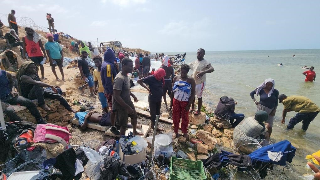 2023年7月26日，在突尼斯與利比亞邊境的艾季迪爾角，眾多移民滯留在地中海海岸邊。新華社發(fā)（哈姆扎·圖爾基亞攝）