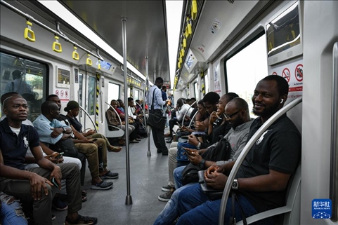 2月28日，在尼日利亞拉各斯，人們乘坐輕軌藍(lán)線列車。新華社記者 韓旭 攝