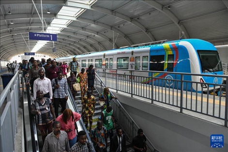 2月28日，在尼日利亞拉各斯，人們在輕軌藍(lán)線碼頭站下車出站。新華社記者 韓旭 攝