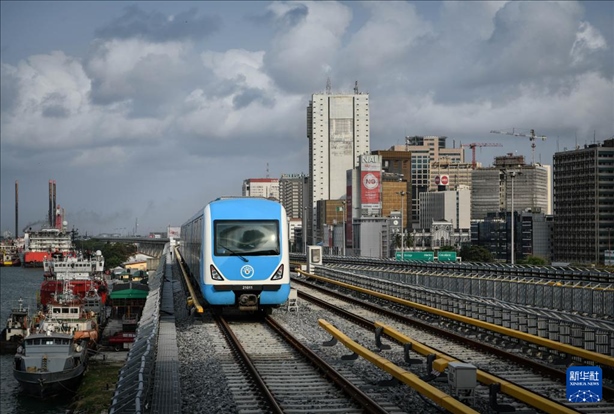 這是2月28日在尼日利亞拉各斯拍攝的一列輕軌藍(lán)線列車。新華社記者 韓旭 攝