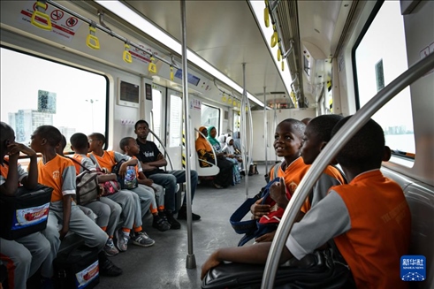 2月28日，在尼日利亞拉各斯，一所小學(xué)的學(xué)生們體驗(yàn)乘坐輕軌藍(lán)線列車。新華社記者 韓旭 攝