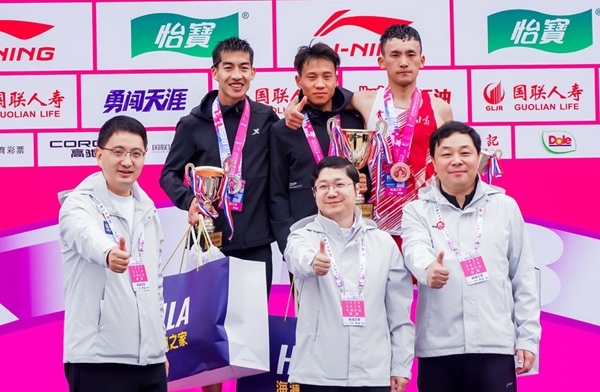 無(wú)錫市人民政府副秘書(shū)長(zhǎng)顧文龍，無(wú)錫市體育局黨組書(shū)記、副局長(zhǎng)楊宇華，海瀾集團(tuán)黨委副書(shū)記、副總裁江南共同為全國(guó)馬拉松錦標(biāo)賽（第一站）男子組前3名頒獎(jiǎng)。受訪者供圖