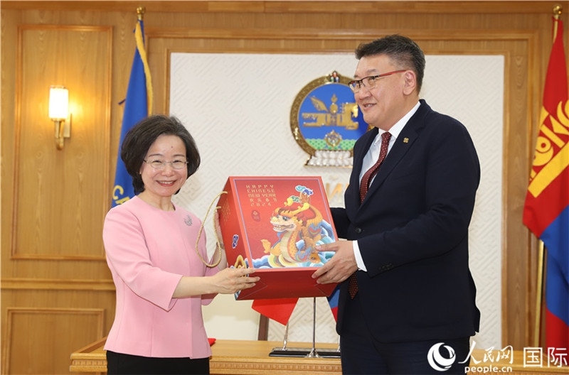 沈大使向扎布赫楞部長贈(zèng)送吉祥龍。人民網(wǎng)記者 霍文攝