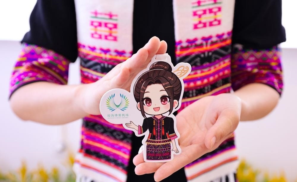 △2024年3月22日，博鰲機場工作人員展示“博鰲香”香氛卡片。