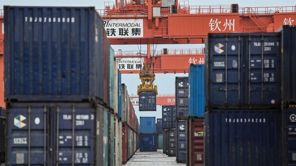 △2023年5月11日，在廣西欽州鐵路集裝箱中心站，塔吊在下卸集裝箱。近年來，在RCEP政策紅利推動下，中國與東盟產業(yè)合作不斷深化，助力區(qū)域經濟發(fā)展。