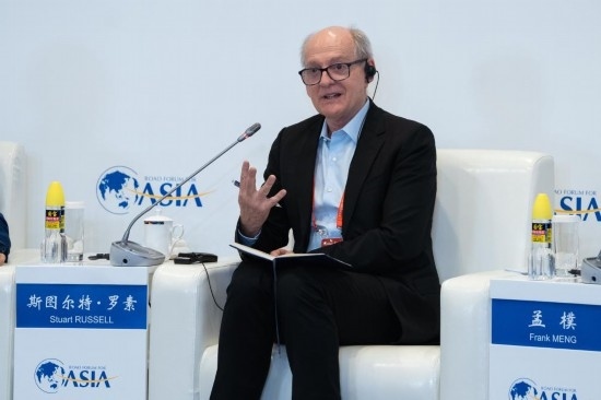 3月27日，《人工智能：現(xiàn)代方法》作者、加州大學伯克利分校計算機科學系教授斯圖爾特·羅素在分論壇上發(fā)言。新華社記者 曹夢瑤 攝