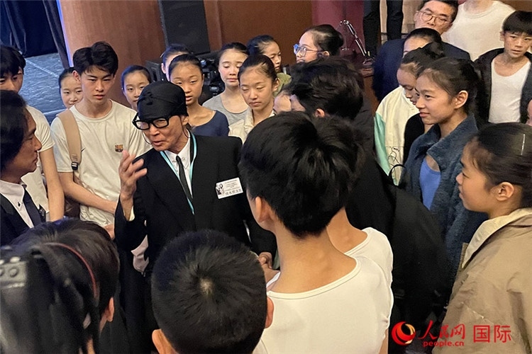 松山芭蕾舞團(tuán)總代表清水哲太郎與中央芭蕾舞團(tuán)舞蹈學(xué)校的學(xué)生們交流。人民網(wǎng)記者 張麗婭攝