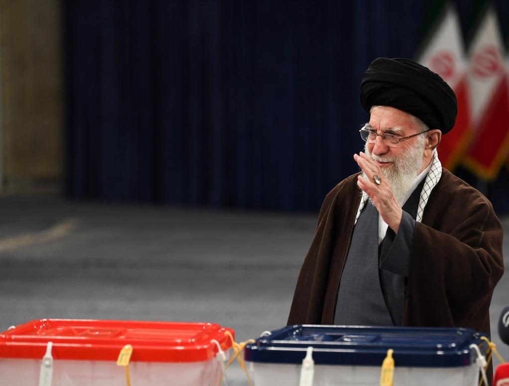 3月1日，在伊朗首都德黑蘭，伊朗最高領袖哈梅內伊在設于領袖府內的投票站投票。新華社記者沙達提攝