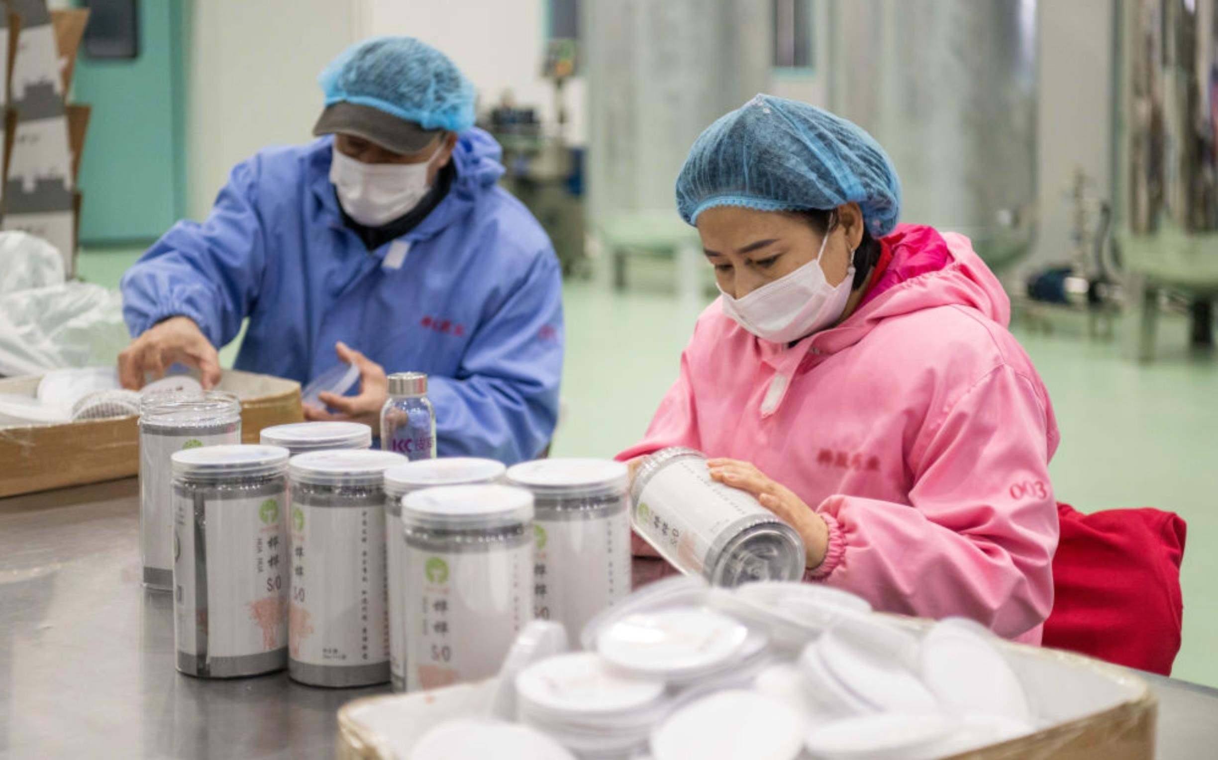 △2024年3月12日，黑龍江伊春一家公司內(nèi)，工作人員在包裝樺樹(shù)汁相關(guān)產(chǎn)品。