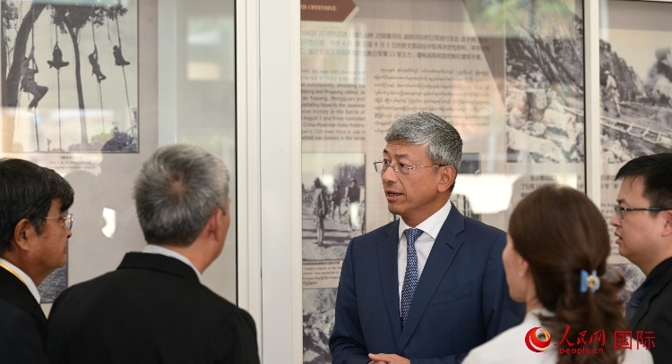 陳海大使了解中國(guó)遠(yuǎn)征軍紀(jì)念館情況。人民網(wǎng)記者 謝佳君攝