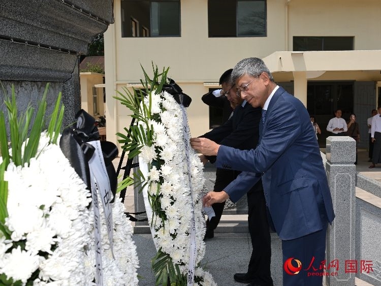 陳海大使向中國(guó)遠(yuǎn)征軍紀(jì)念碑敬獻(xiàn)花籃。人民網(wǎng)記者 謝佳君攝