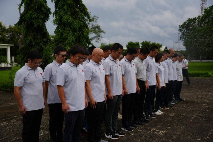 醫(yī)療隊(duì)隊(duì)員默哀。中國(guó)援桑醫(yī)療隊(duì)供圖