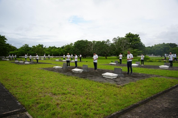 醫(yī)療隊(duì)隊(duì)員向烈士們獻(xiàn)花。中國(guó)援桑醫(yī)療隊(duì)供圖