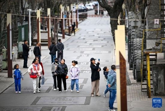 4月5日，游客在寧夏石嘴山市大武口洗煤廠工業(yè)遺址公園游覽。新華社記者 馮開華 攝