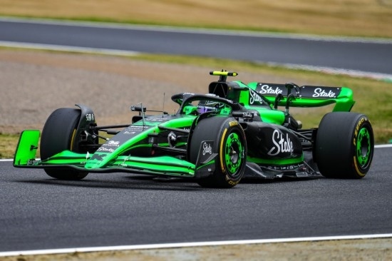 4月5日，索伯車隊(duì)中國車手周冠宇在練習(xí)賽中。新華社記者 張笑宇 攝