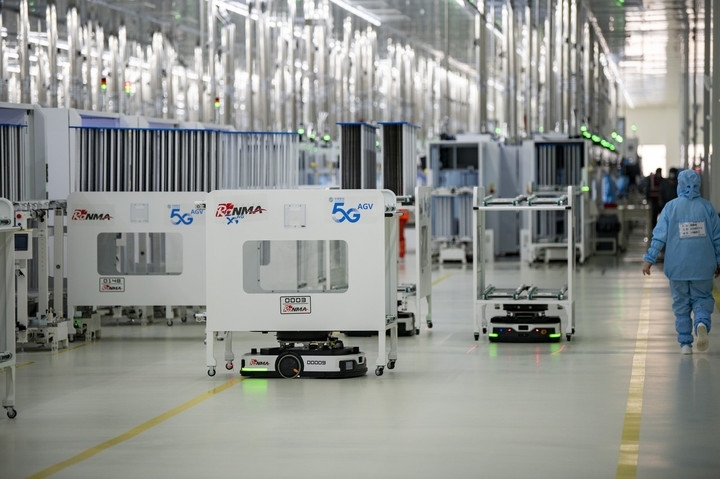 2024年1月10日，在位于浙江省金華市金義新區(qū)的潤(rùn)馬光能集團(tuán)金華工廠智能化生產(chǎn)車間里，AGV（自動(dòng)導(dǎo)引運(yùn)輸）小車忙碌穿梭在生產(chǎn)單元之間。圖源新華社