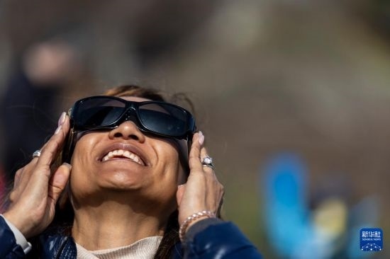 4月8日，一名女子在美國紐約州普拉茨堡觀看日食。新華社發(fā)（文森特·約翰遜攝）